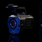 Sony PXW-FX9 Kamerabody mit Top Handle und Suchereinheit sowie Akku, XQD-Speicherkarte und Stromversorgung