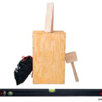 Box mit Keilen, Wasserwaage und Holzhammer